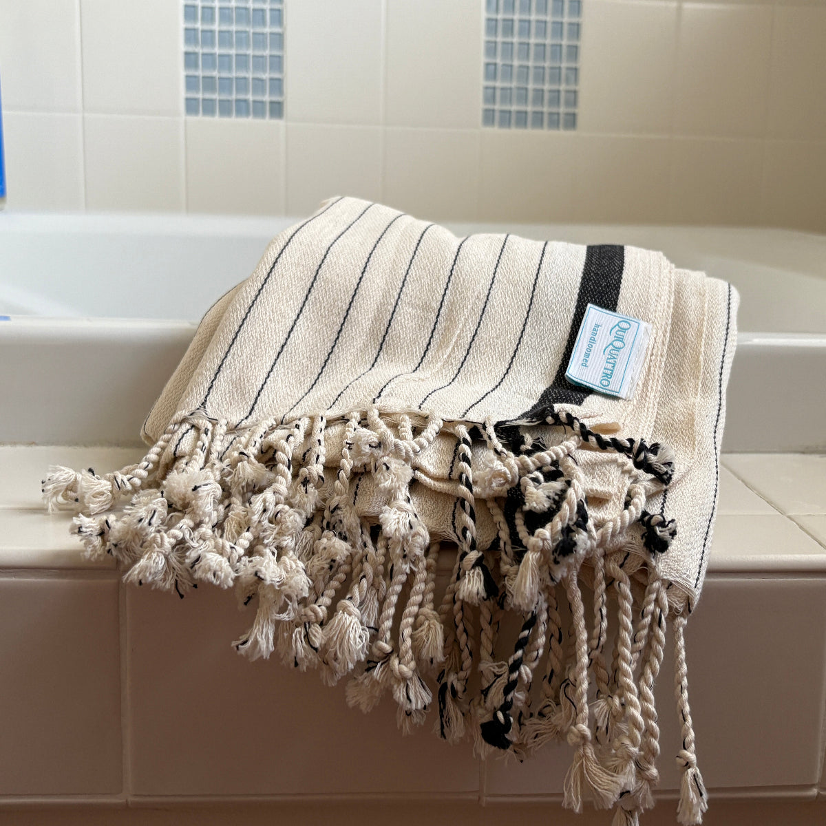 What Are Turkish Beach Towels? Benefits, Uses & Why QuiQuattro Is Different